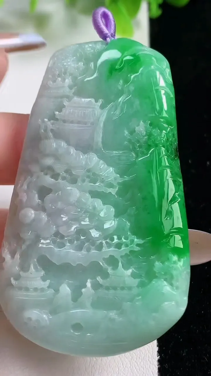 天然A货翡翠山水牌吊坠，尺寸64-37.6-6.1，重量:32.14g
11月6日