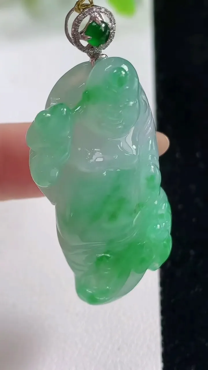 天然A货翡翠逍遥佛公吊坠，尺寸42.7-20-10，重量:18.44g
11月6日