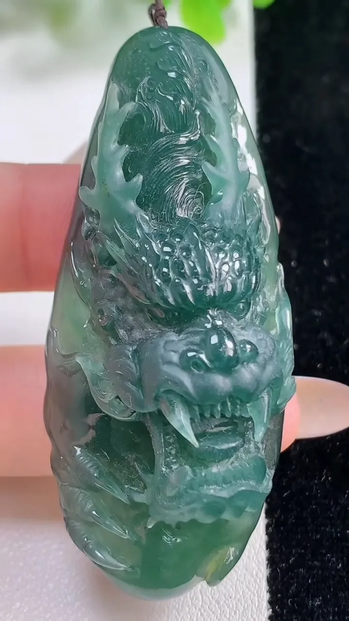 天然A货翡翠龙牌吊坠，尺寸65.4-28.3-16.4，重量:35.99g
11月6日