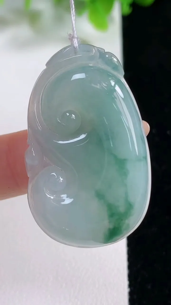 天然A货翡翠冰种飘花如意吊坠，尺寸37-24.3-6.2，重量:10.06g
11月6日