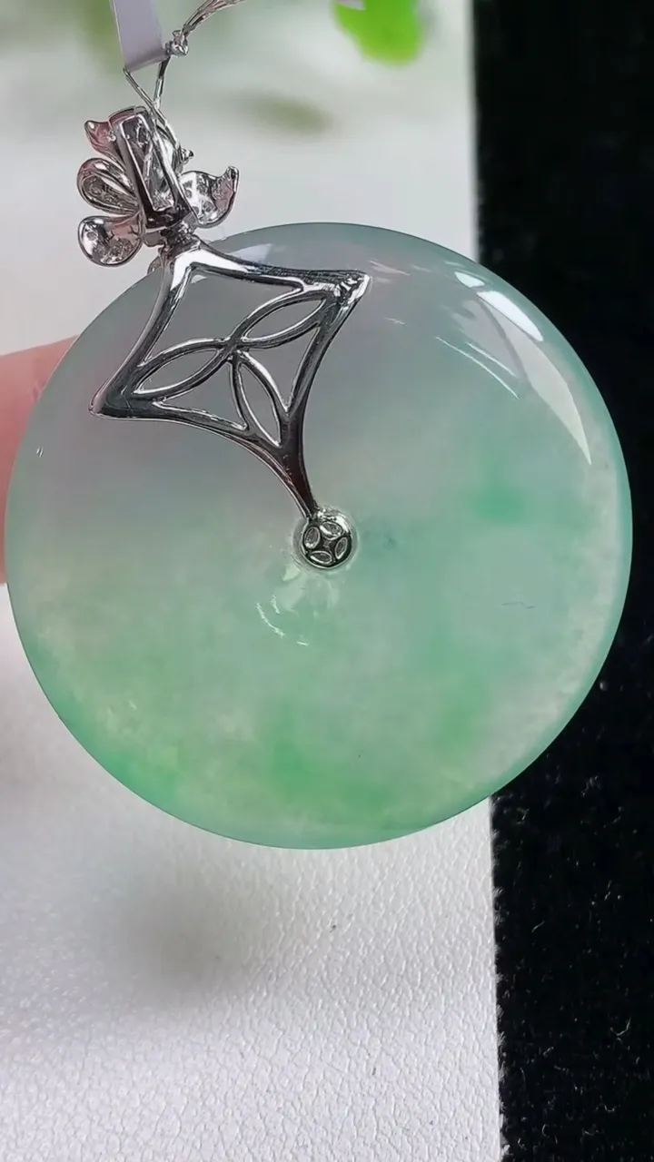 天然A货翡翠平安扣吊坠，尺寸37.5-6.4，重量:20.60g
11月6日