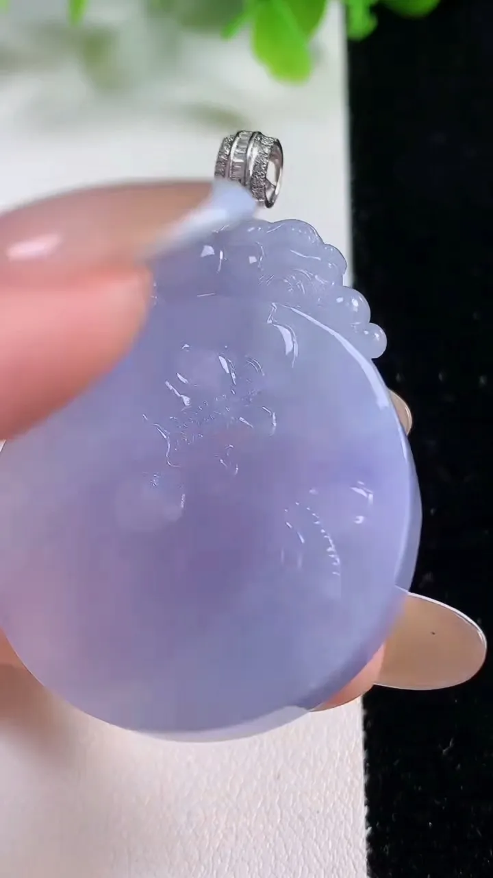 天然A货翡翠种紫罗兰花开富贵 无事牌吊坠，尺寸43-34.8-6.9，重量:23.15g
11月6日