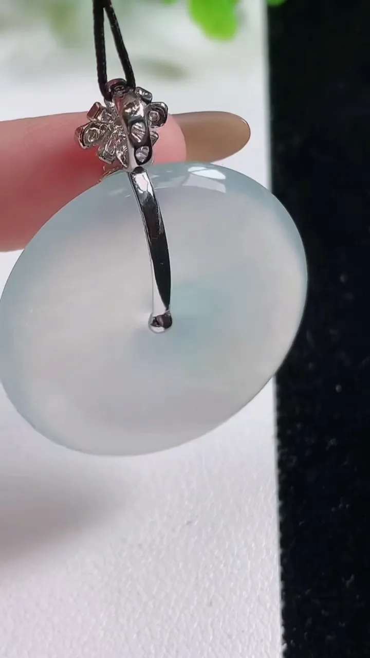 天然A货翡翠种飘花平安扣吊坠，尺寸34-5.7，重量:15.15g
11月6日