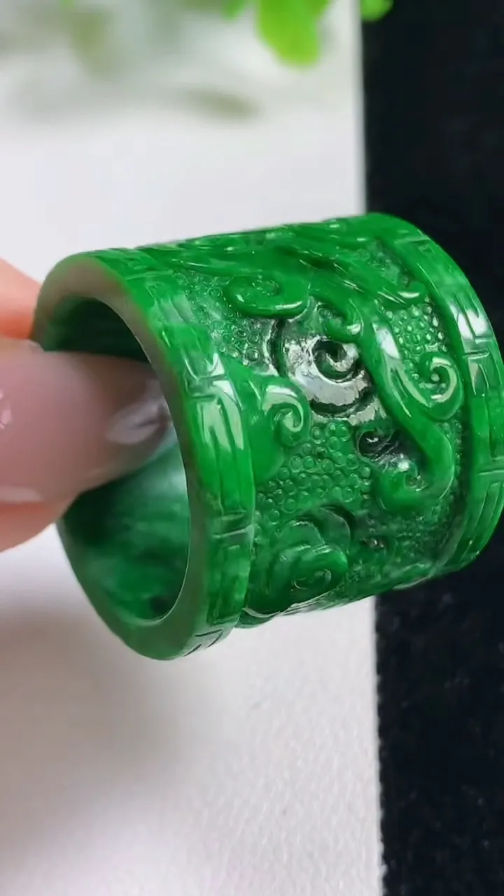 天然A货翡翠指环 扳指 戒指，尺寸23-24.4-3.4，重量:19.23g2025年11月6日
工厂直销收藏佳品,种好水足，色泽均匀，有种有色，上手高大气！