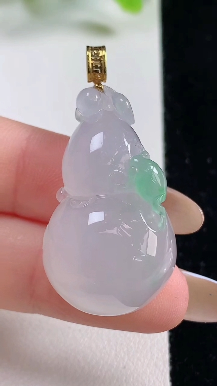 天然A货翡翠葫芦吊坠，尺寸34.2-19.8-12.4，重量:14.22g
11月6日