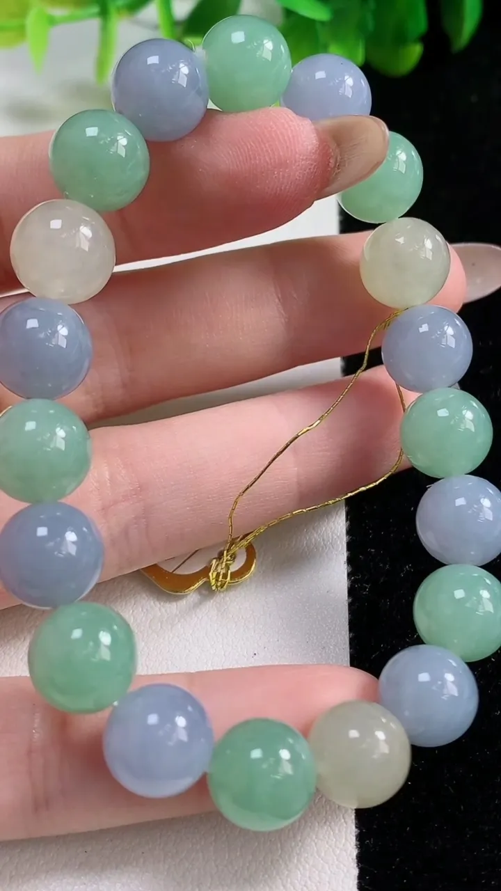 天然A货翡翠种多宝 三彩圆珠手串19颗，尺寸9.8，重量:32.40g11月6日
工厂直销收藏佳品,种好水足，色泽均匀，有种有色，上手高大气！