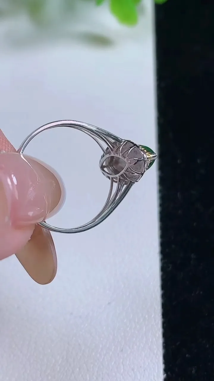 天然A货翡翠随形戒指，尺寸17-12.4-4.6-6.5，重量:1.84g2025年11月6日
工厂直销收藏佳品,种好水足，色泽均匀，有种有色，上手高大气！