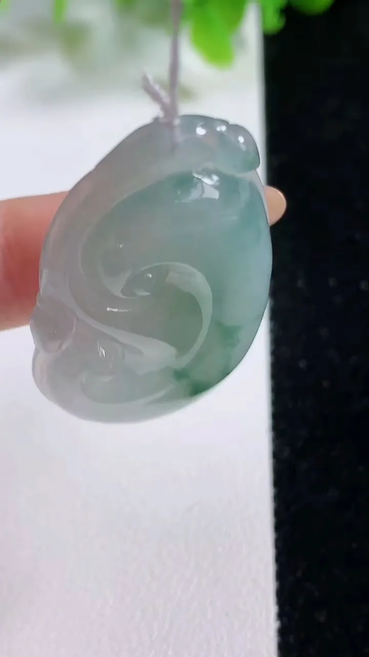 天然A货翡翠冰种飘花如意吊坠，尺寸37-24.3-6.2，重量:10.06g
11月6日