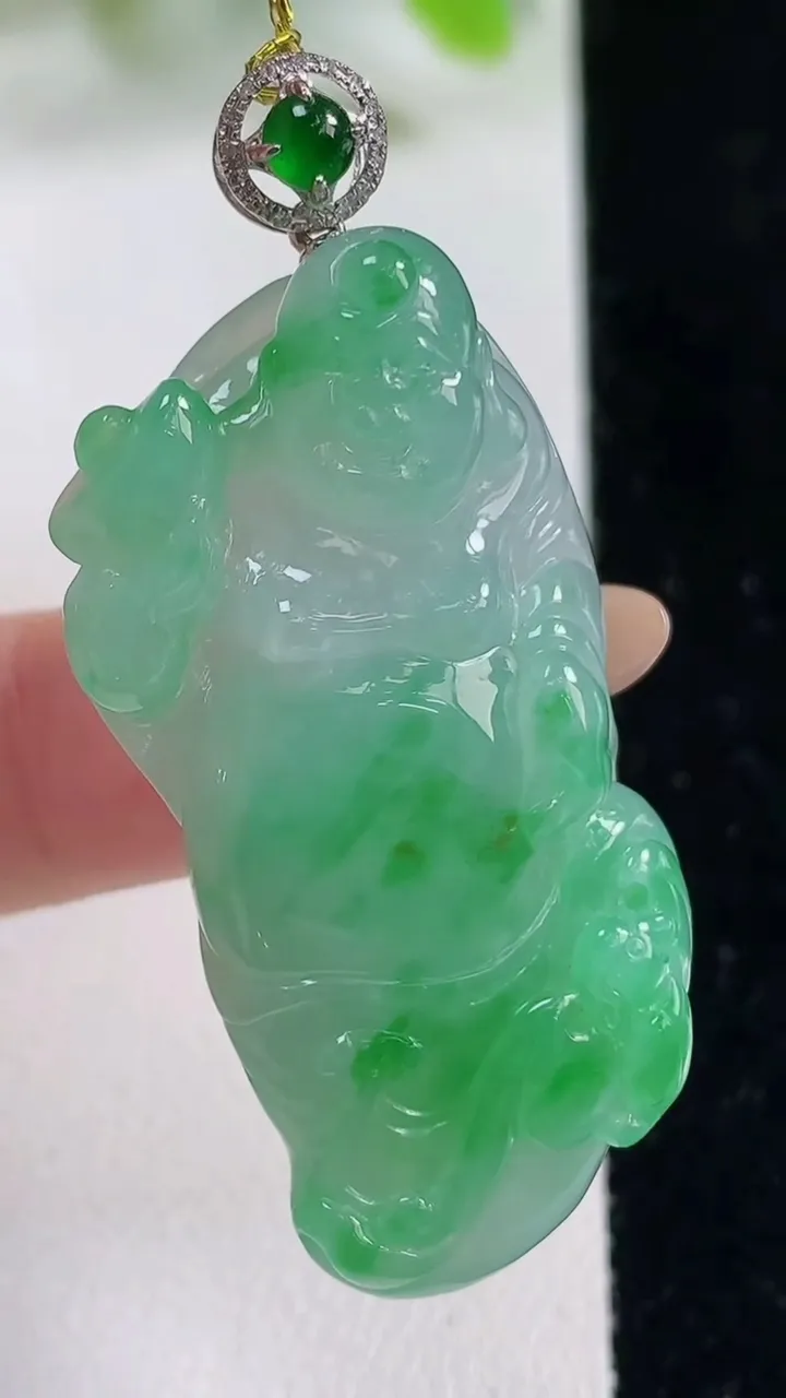 天然A货翡翠逍遥佛公吊坠，尺寸42.7-20-10，重量:18.44g
11月6日