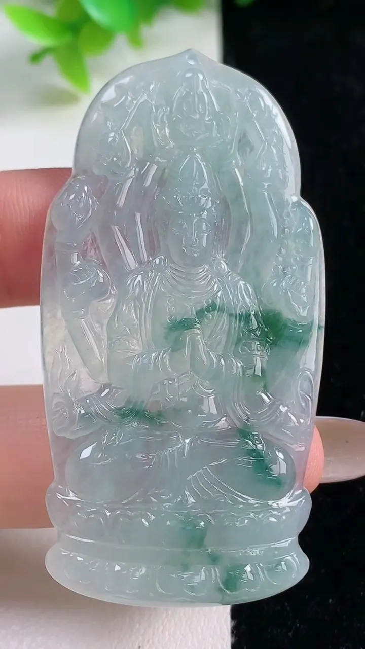 天然A货翡翠冰种飘花千手观音菩萨吊坠，尺寸60.4-31.2-3.2，重量:14.10g
11月6日