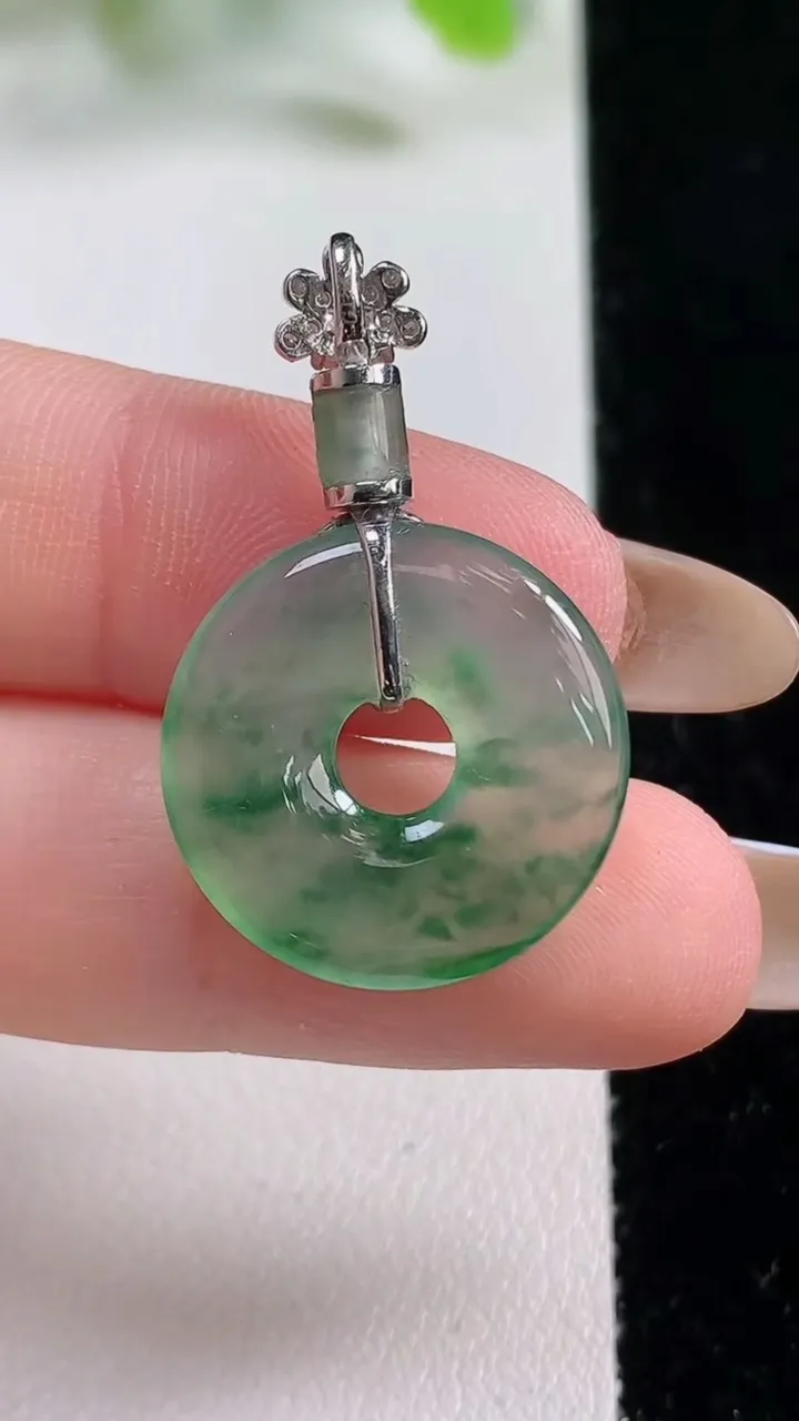 天然A货翡翠花平安环吊坠，尺寸19.6-3.4，重量:3.81g
11月6日