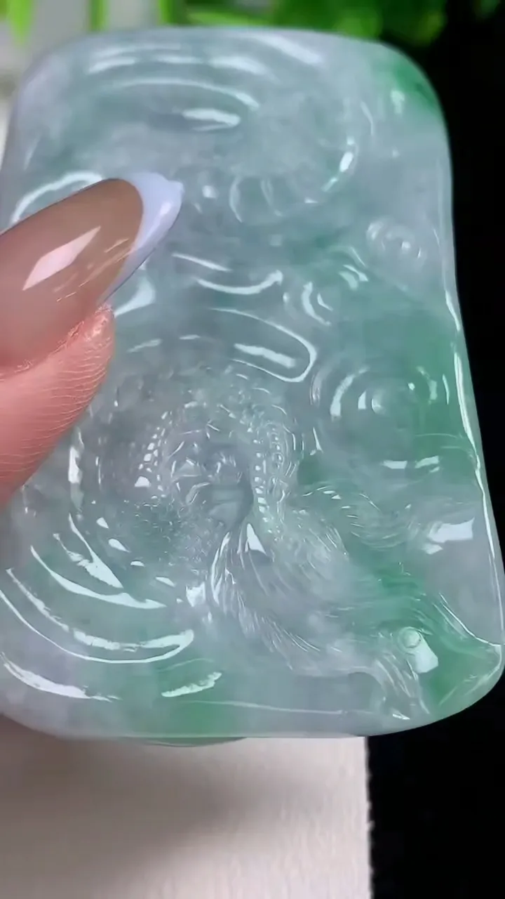 天然A货翡翠龙牌吊坠，尺寸68.5-40.5-11.3，重量:74.28g
11月6日