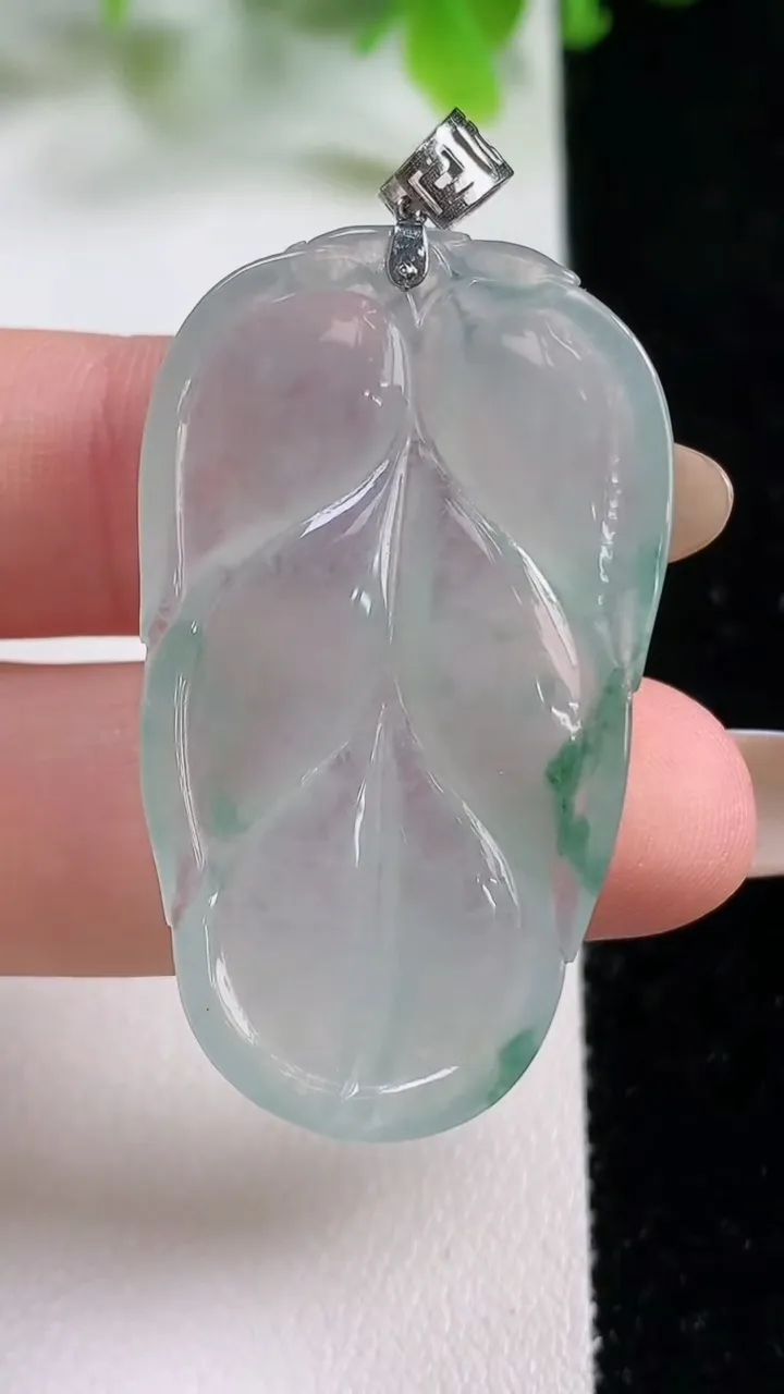 天然A货翡翠种飘花金枝玉叶 叶子吊坠，尺寸42.4-24.7-4.4，重量:9.11g
11月6日