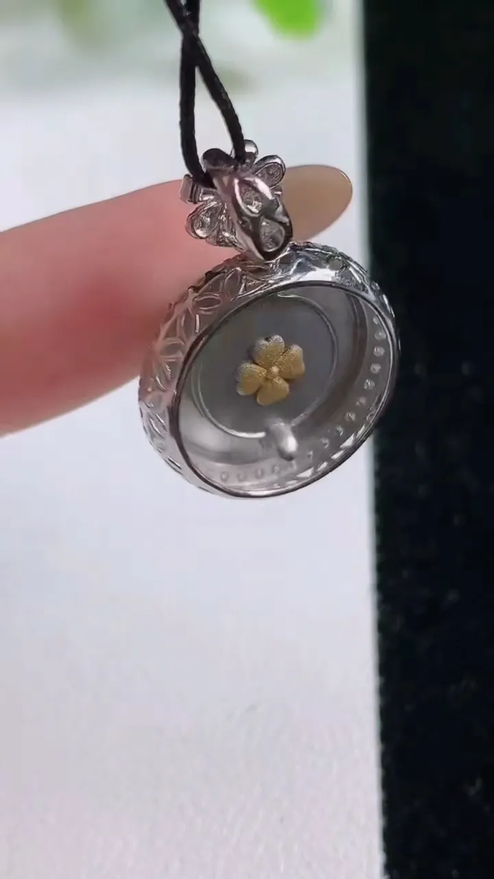 天然A货翡翠平安扣吊坠，尺寸24.8-17.8-7.3裸石14.6，重量:4.19g
11月6日