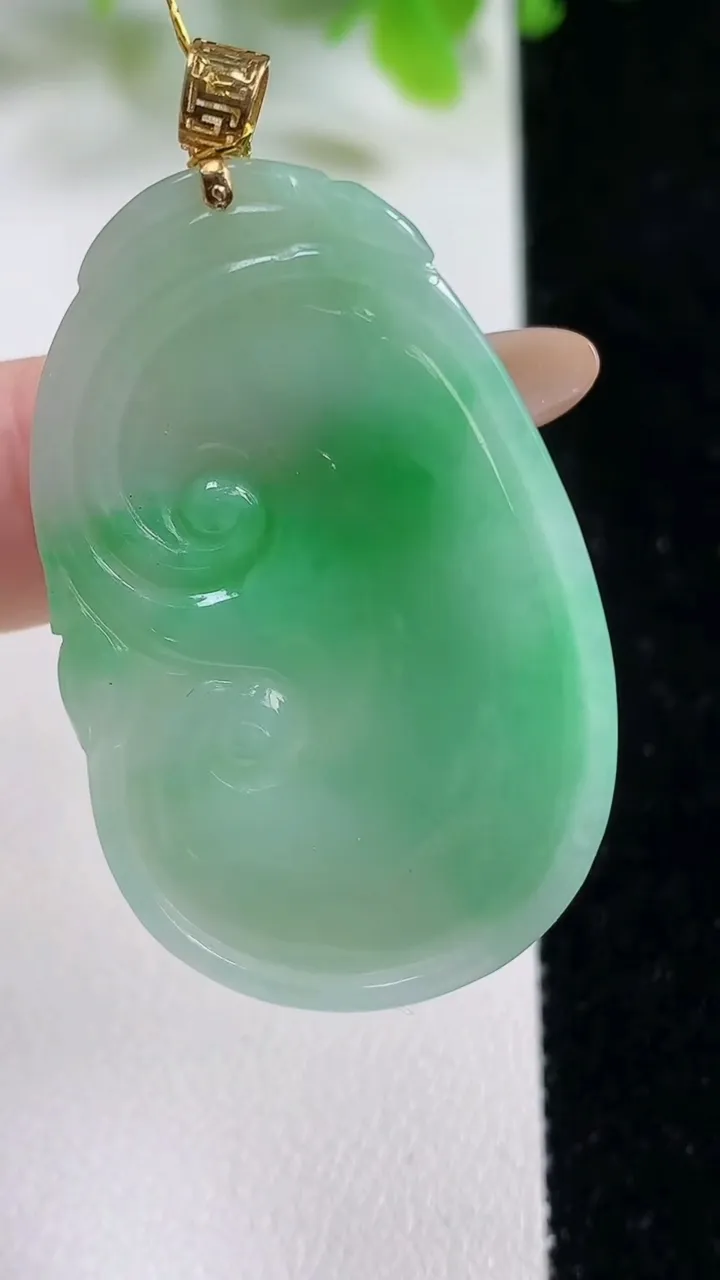 天然A货翡翠如意吊坠，尺寸39.8-25.5-5，重量:10.64g
11月6日