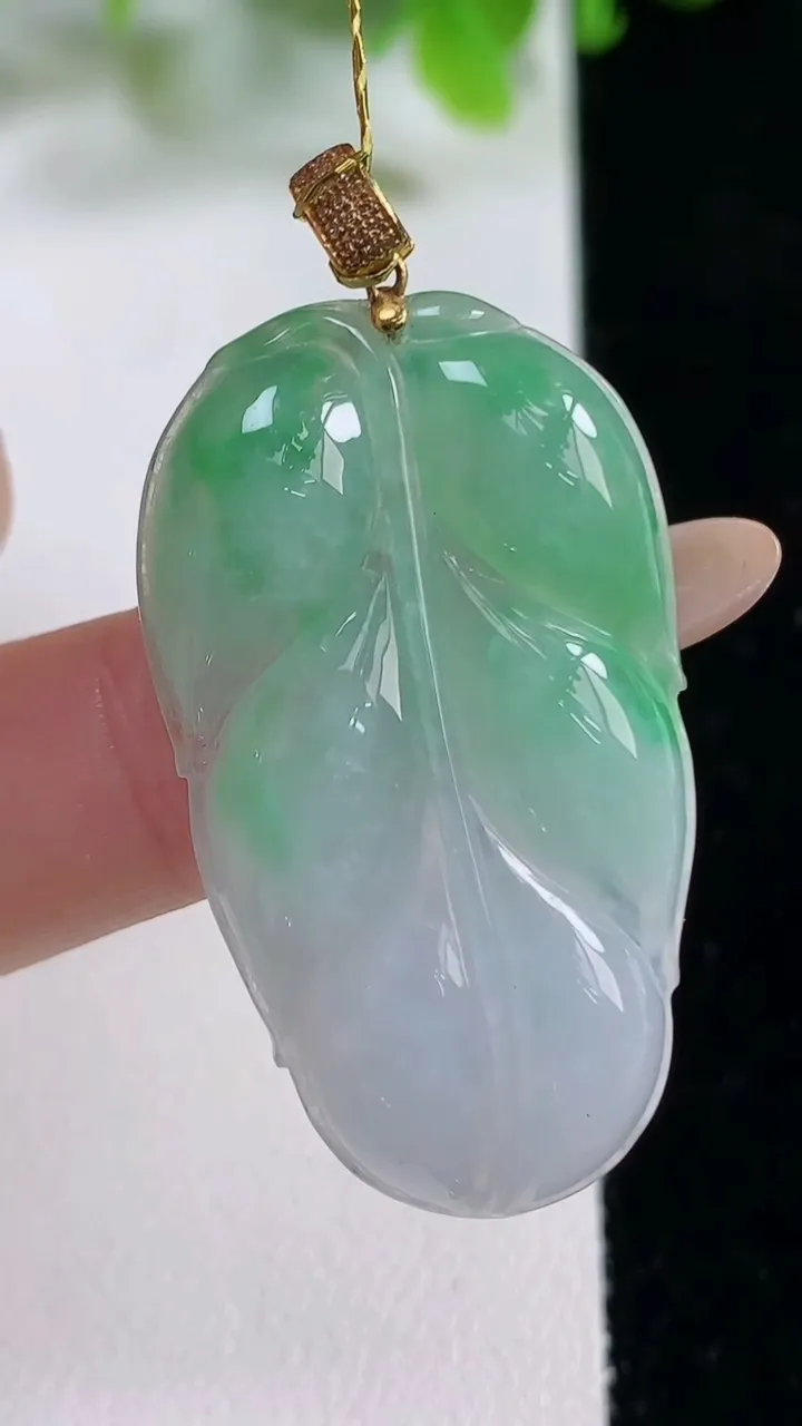 天然A货翡翠金枝玉叶 叶子吊坠，尺寸38-22.5-4.6，重量:8.04g
11月6日