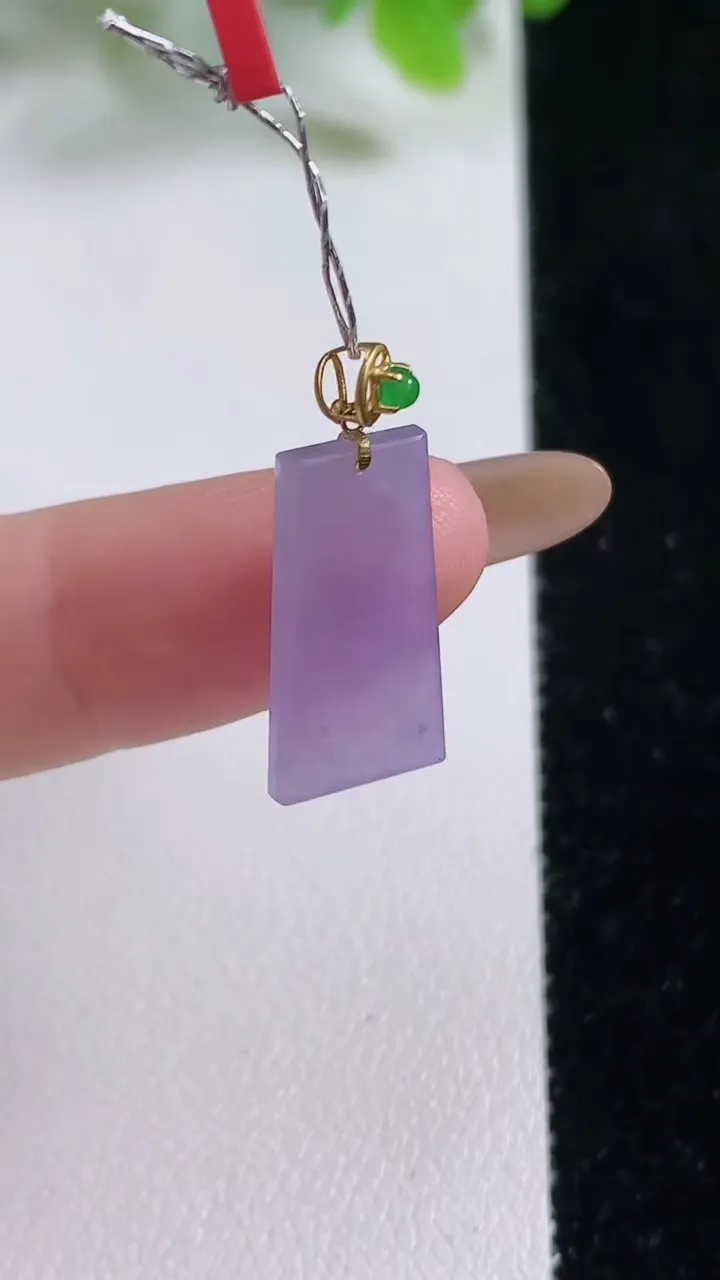 天然A货翡翠种紫罗兰无事牌吊坠，尺寸18.8-8.7-1.8，重量:1.30g
11月6日