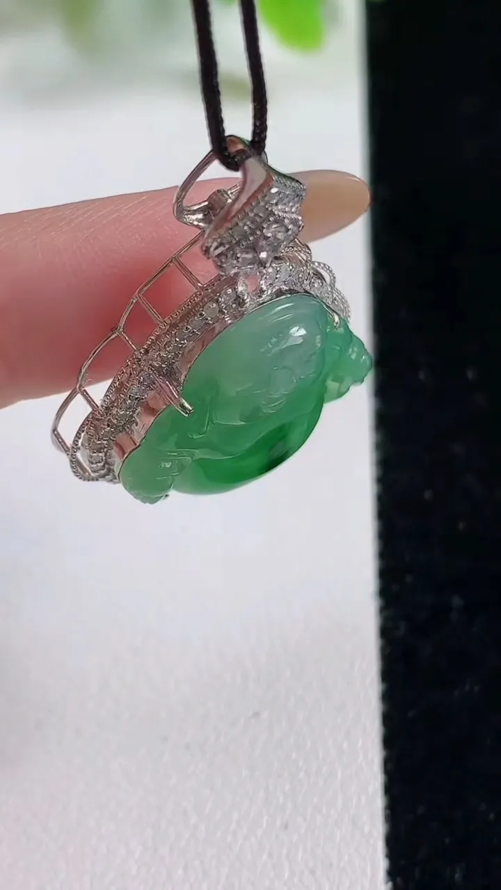 天然A货翡翠佛公吊坠，尺寸34.5-25-9.4裸石17.6-21，重量:4.66g
11月6日