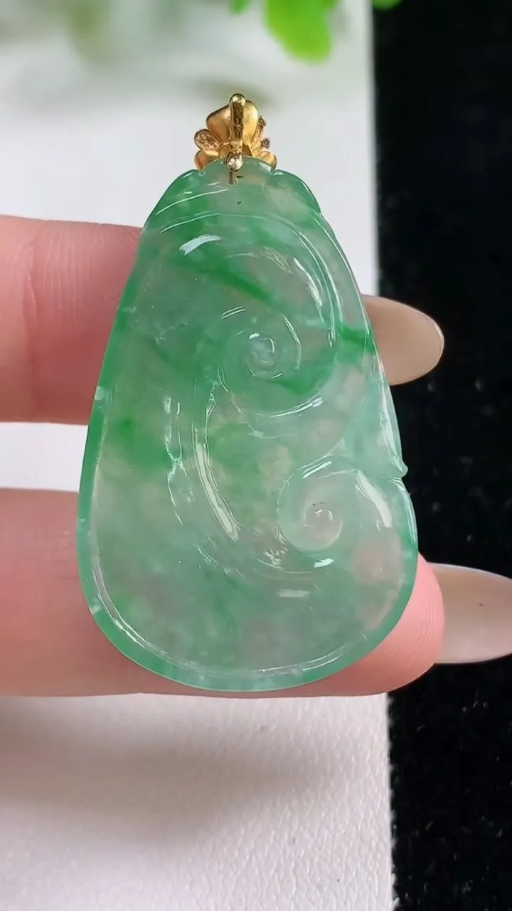天然A货翡翠如意吊坠，尺寸36.8-24-3.9，重量:7.08g
11月6日