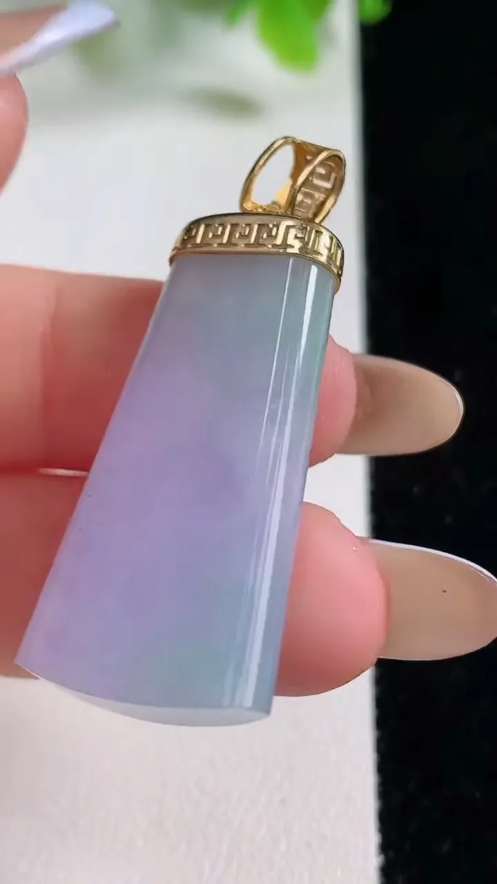 天然A货翡翠种春带彩 紫罗兰无事牌吊坠，尺寸35-17.2-5.7，重量:9.96g
11月6日