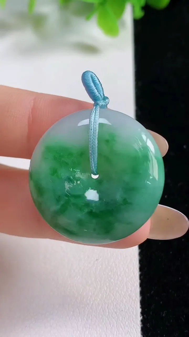 天然A货翡翠平安扣吊坠，尺寸28-6，重量:10.23g
11月6日