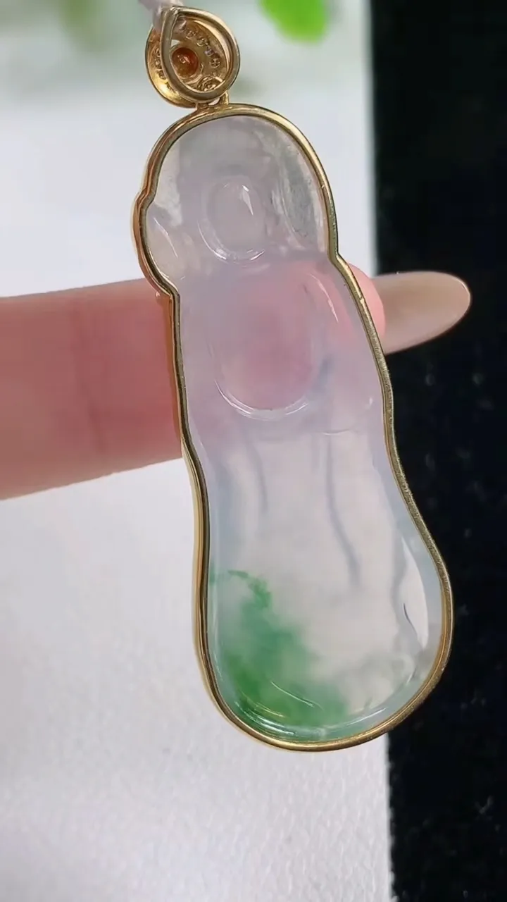 天然A货翡翠种飘花观音菩萨吊坠，尺寸43-17.8-5.3，重量:8.21g
11月6日