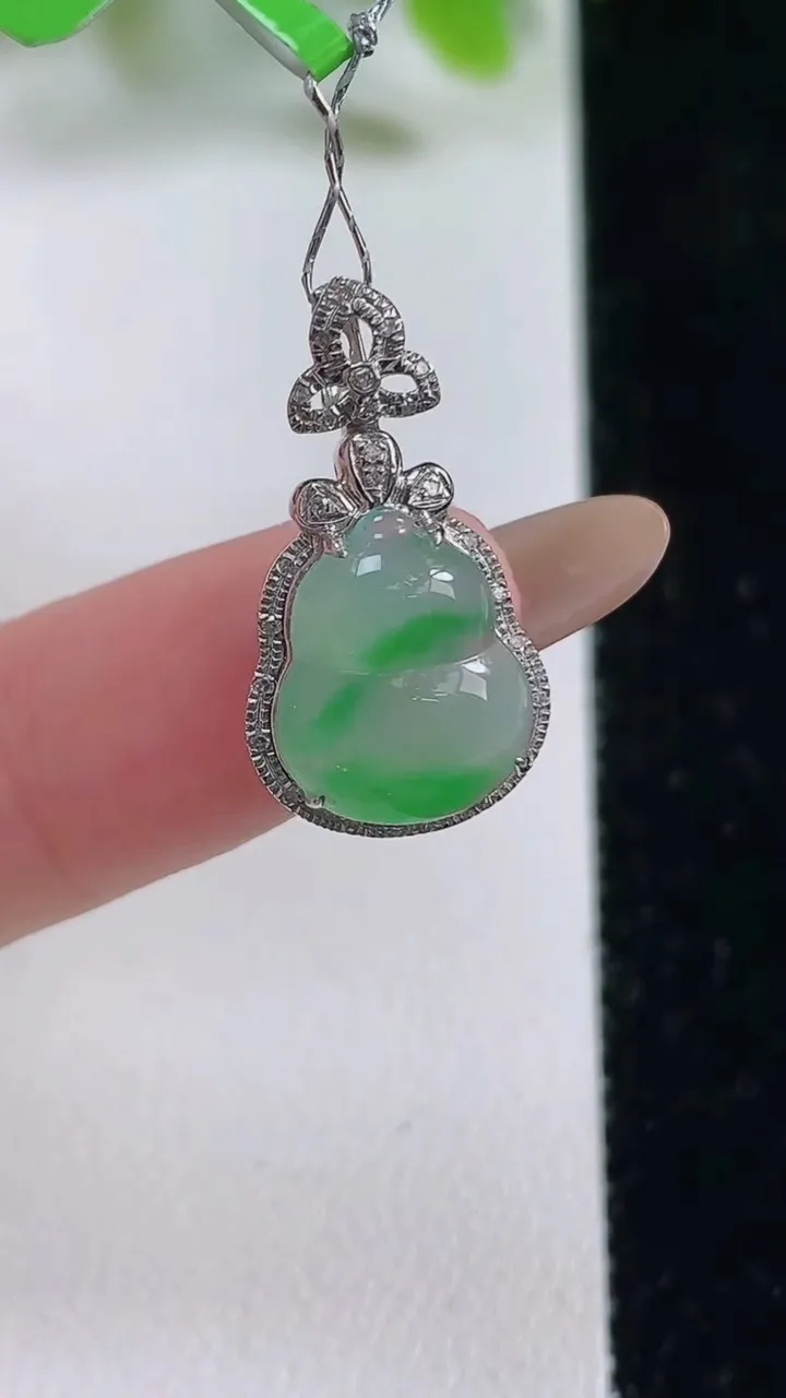 天然A货翡翠葫芦吊坠，尺寸22.3-12.4-5.9裸石头12.3-10.2，重量:1.77g
11