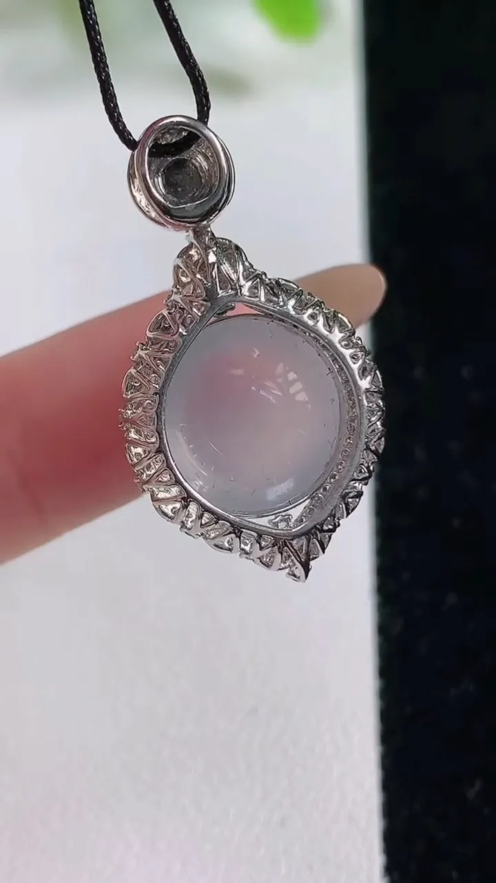 天然A货翡翠种白冰蛋面吊坠，尺寸29.6-16.7-11.2裸石12.8，重量:4.35g
11月6日