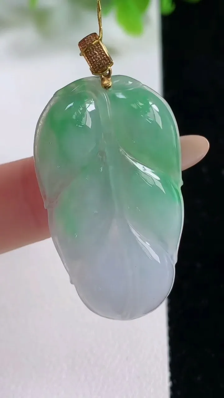 天然A货翡翠金枝玉叶 叶子吊坠，尺寸38-22.5-4.6，重量:8.04g
11月6日