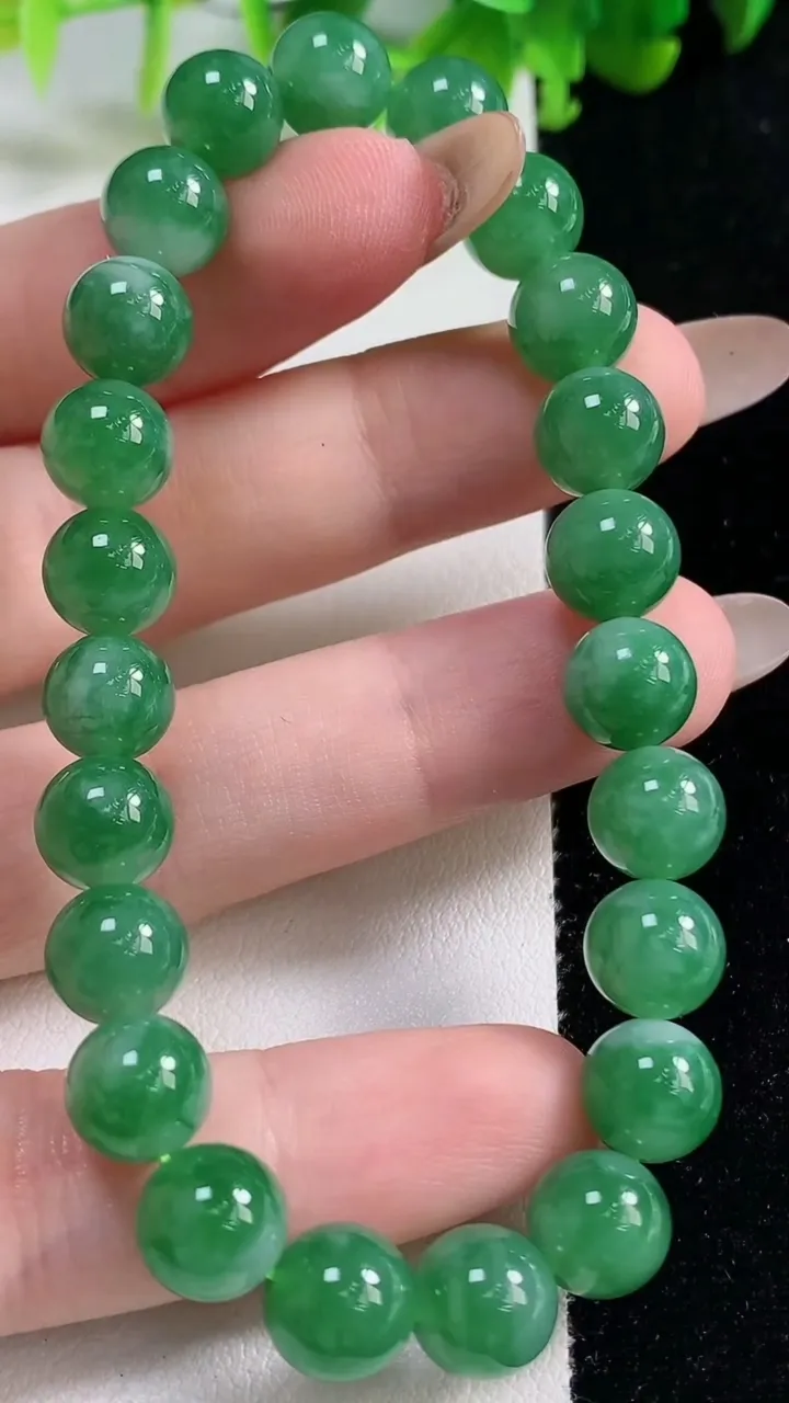 天然A货翡翠圆珠手串23颗，尺寸8.7，重量:24.23g11月6日
工厂直销收藏佳品,种好水足，色泽均匀，有种有色，上手高大气！