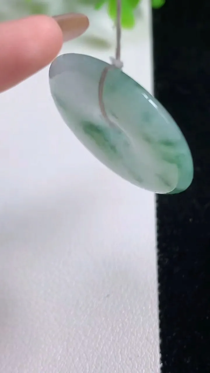 天然A货翡翠冰种飘花平安扣吊坠，尺寸30.3-4.9，重量:9.94g
11月6日