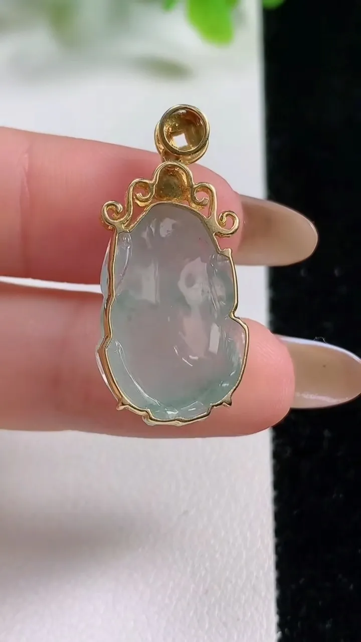 天然A货翡翠种飘花金蟾吊坠，尺寸31.2-21.6-14.5-4.7，重量:4.55g
11月6日