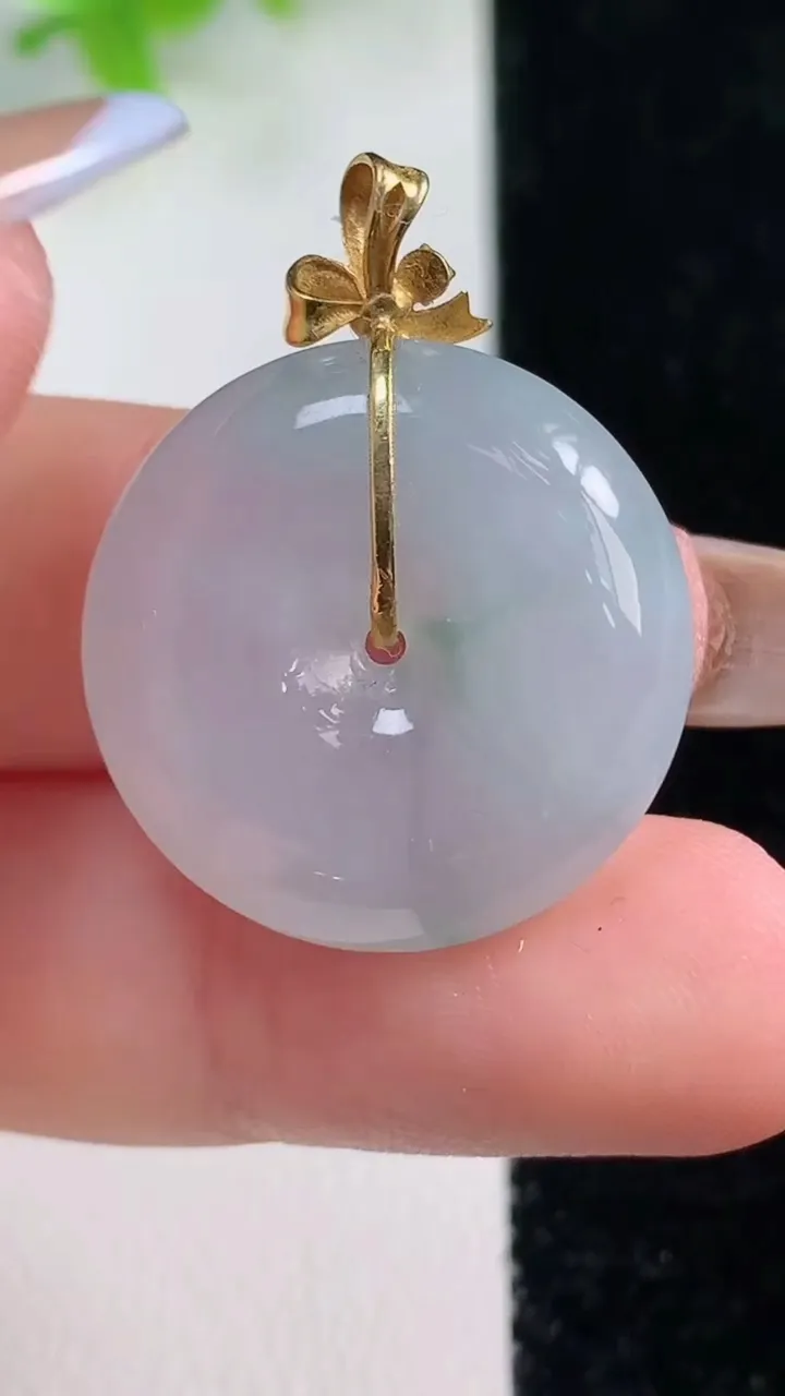 天然A货翡翠种飘花平安扣吊坠，尺寸23-6.2，重量:7.14g
11月6日