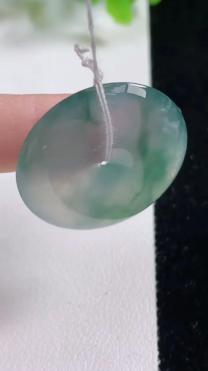 天然A货翡翠种飘花平安扣吊坠，尺寸31.4-5.5，重量:11.54g
11月6日