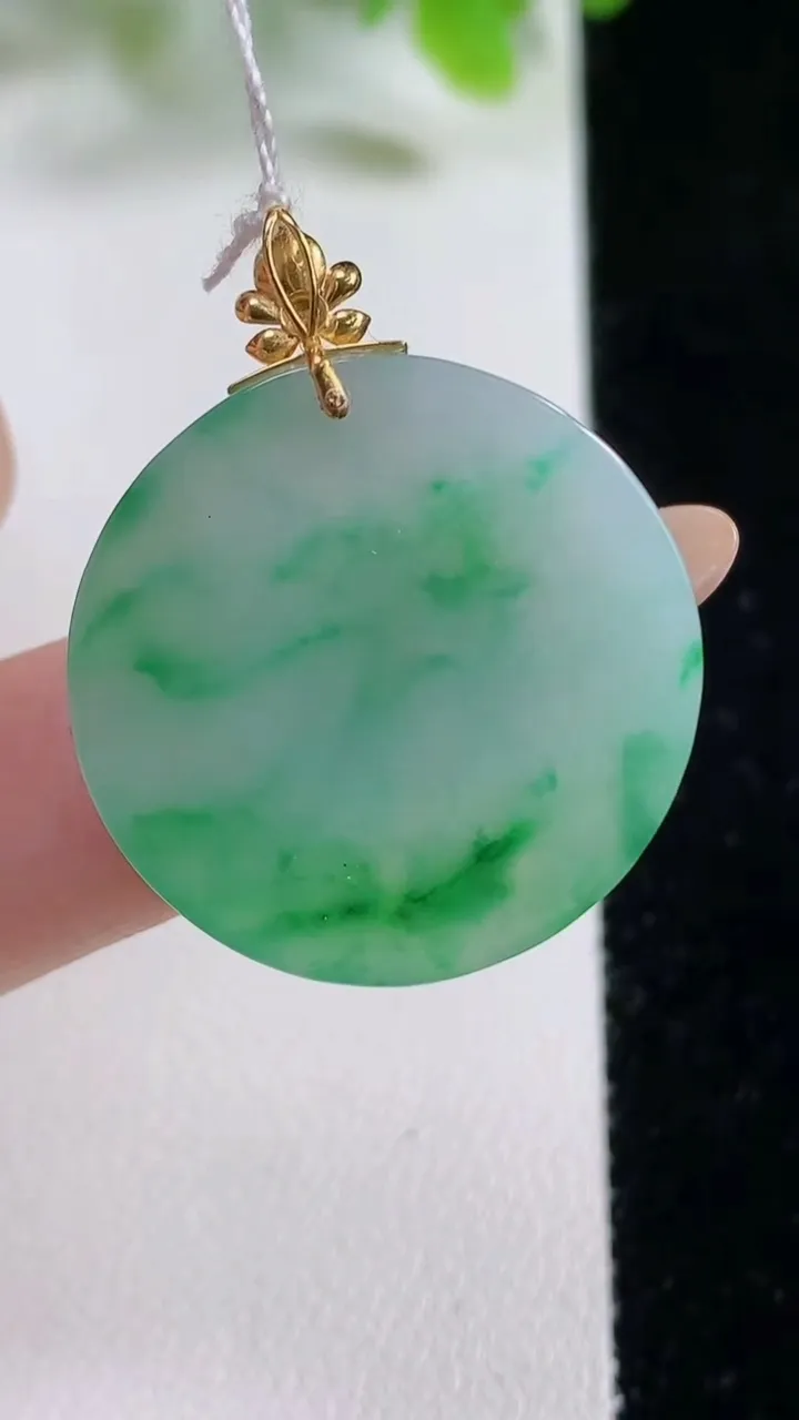 天然A货翡翠无事牌吊坠，尺寸25.4-2.8，重量:5.13g
11月6日