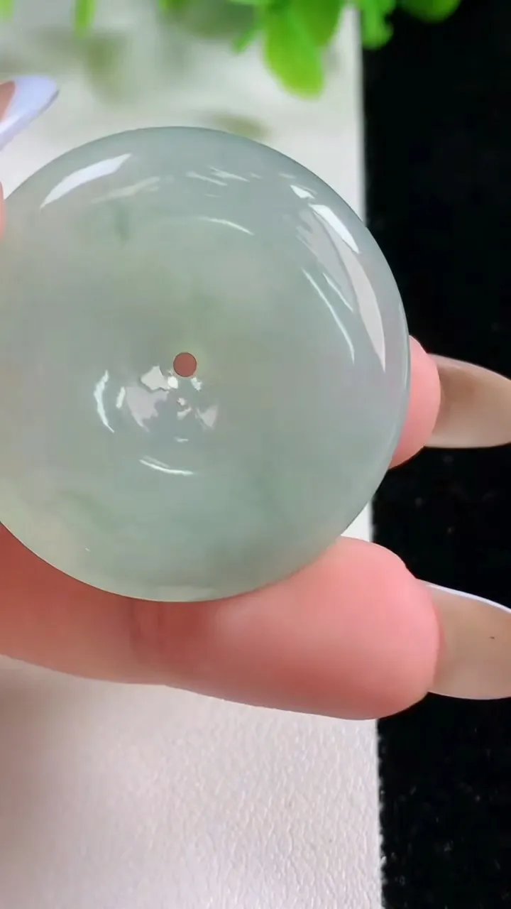 天然A货翡翠平安扣吊坠，尺寸35-5.6，重量14.37g
11月6日