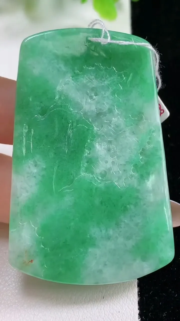 天然A货翡翠山水牌吊坠，尺寸58-36.5-5.6，重量:26.63g
11月6日