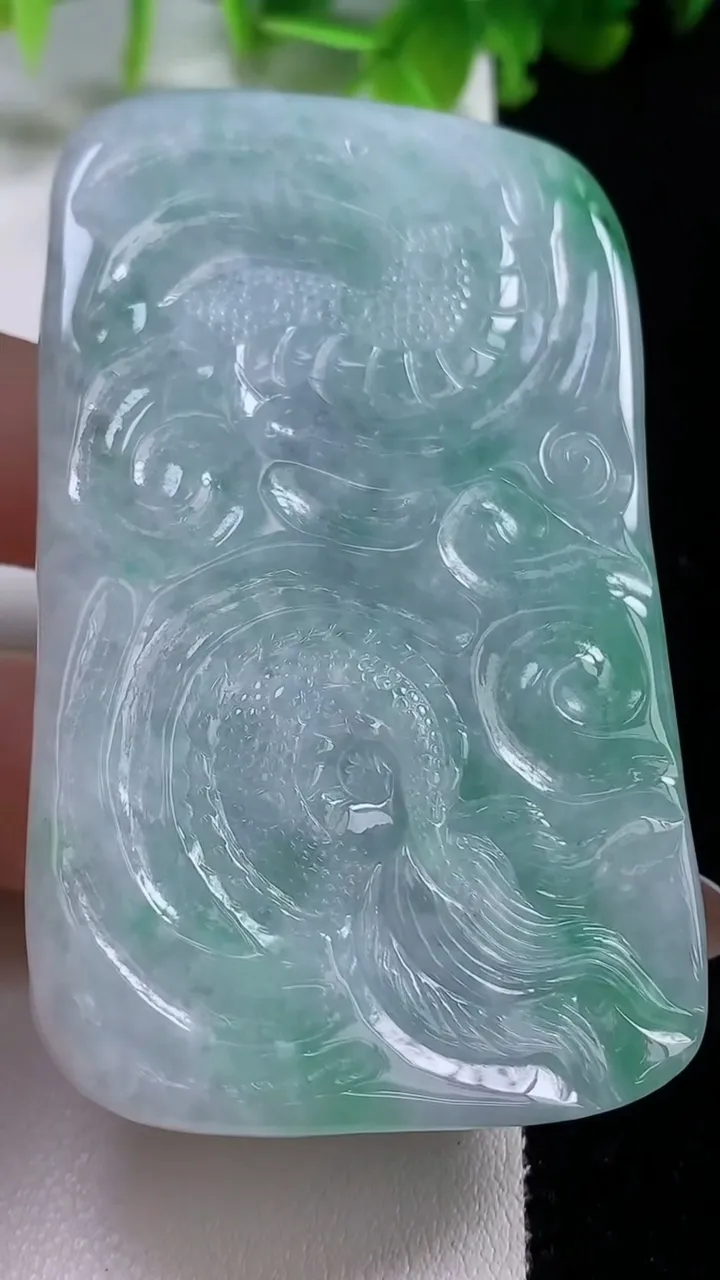 天然A货翡翠龙牌吊坠，尺寸68.5-40.5-11.3，重量:74.28g
11月6日