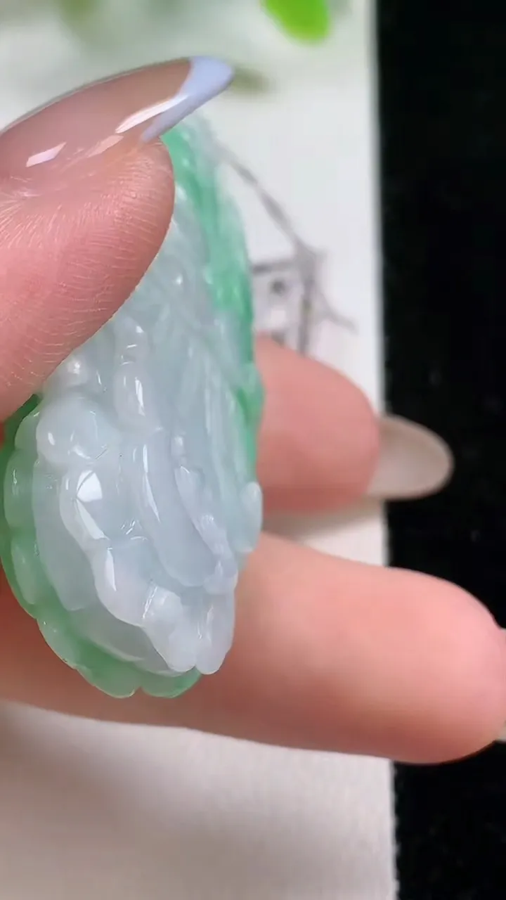 天然A货翡翠白菜吊坠，尺寸50.7-23.2-9.2，重量:19.59g
11月6日