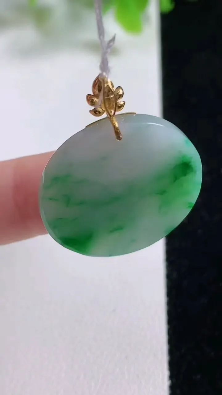 天然A货翡翠无事牌吊坠，尺寸25.3-2.7，重量:5.02g
11月6日