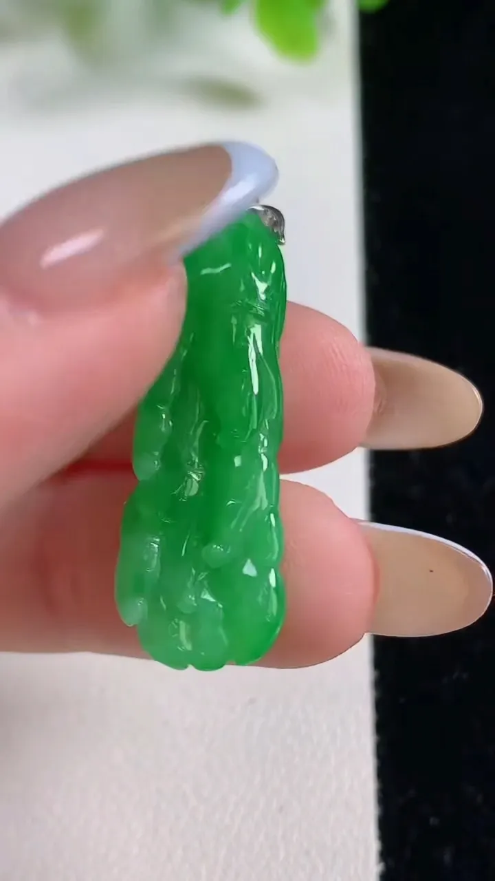 天然A货翡翠白菜吊坠，尺寸33-10.2-4.8，重量:4.24g
11月6日