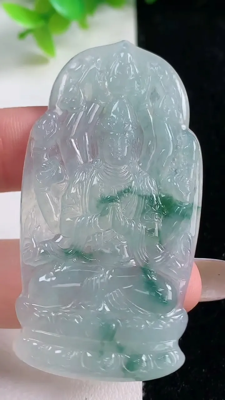 天然A货翡翠冰种飘花千手观音菩萨吊坠，尺寸60.4-31.2-3.2，重量:14.10g
11月6日