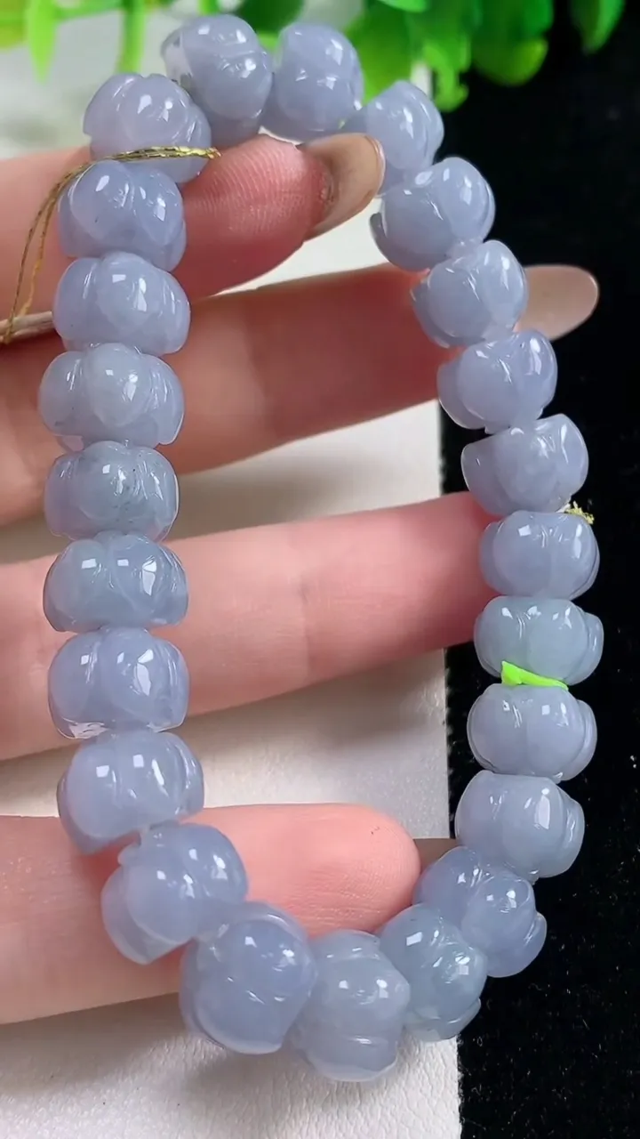 天然A货翡翠种紫罗兰莲花手串24颗，尺寸10-6.6，重量35.53g11月6日
工厂直销收藏佳品,种好水足，色泽均匀，有种有色，上手高大气！