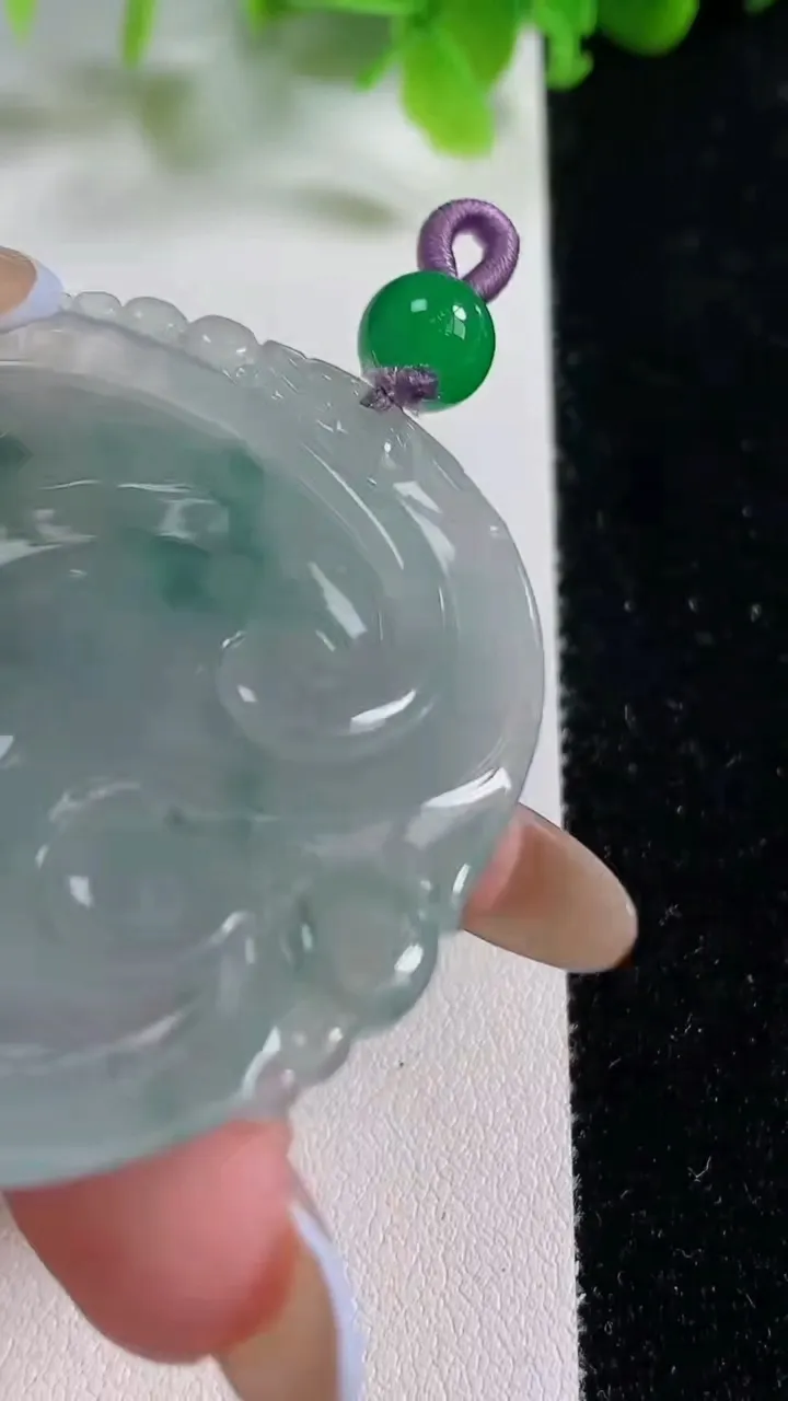 天然A货翡翠种飘花如意吊坠，尺寸56.4-46.8-7.8，重量:38.22g
11月6日