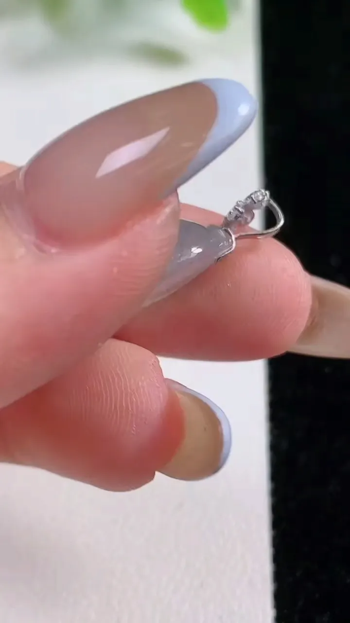 天然A货翡翠种飘花葫芦吊坠，尺寸18.7-13-5.7，重量:2.74g
11月6日