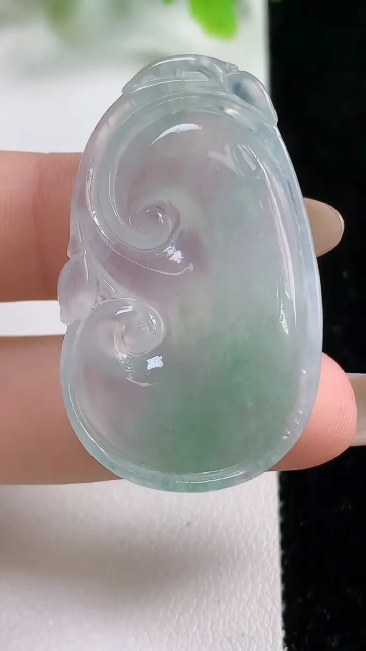 天然A货翡翠如意吊坠，尺寸40.8-24.8-5.1，重量:9.94g
11月6日