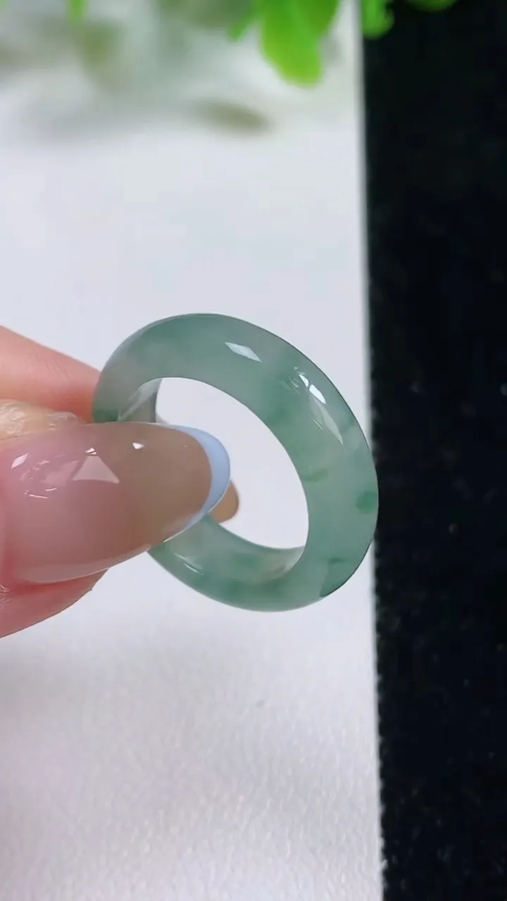 天然A货翡翠冰种飘花指环 戒指，尺寸17.3-5.7-3，重量:3.79g2025年11月6日
工厂直销收藏佳品,种好水足，色泽均匀，有种有色，上手高大气！