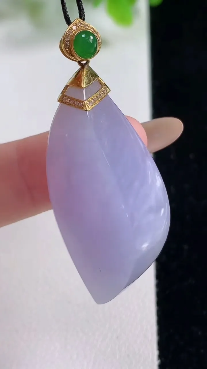 天然A货翡翠种紫罗兰随形吊坠，尺寸38.6-19-10.8，重量:11.69g
11月6日