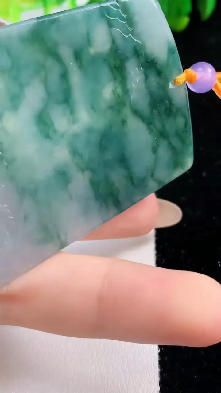 天然A货翡翠龙牌吊坠，尺寸73-46.7-5，重量:38.74g
11月6日