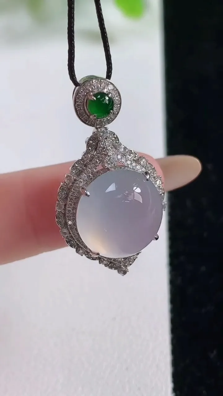 天然A货翡翠种白冰蛋面吊坠，尺寸29.6-16.7-11.2裸石12.8，重量:4.35g
11月6